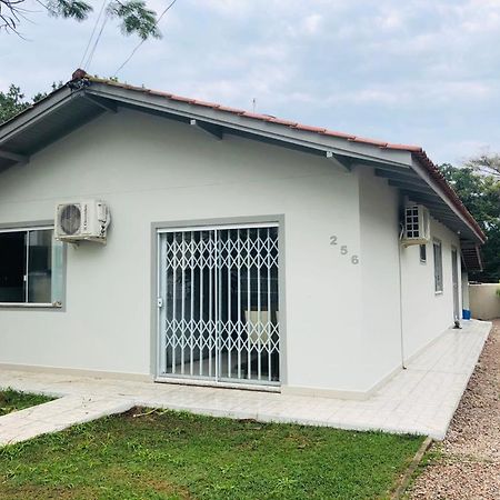 Casa De 03 Dormitorios No Centro De Бомбиняс Екстериор снимка
